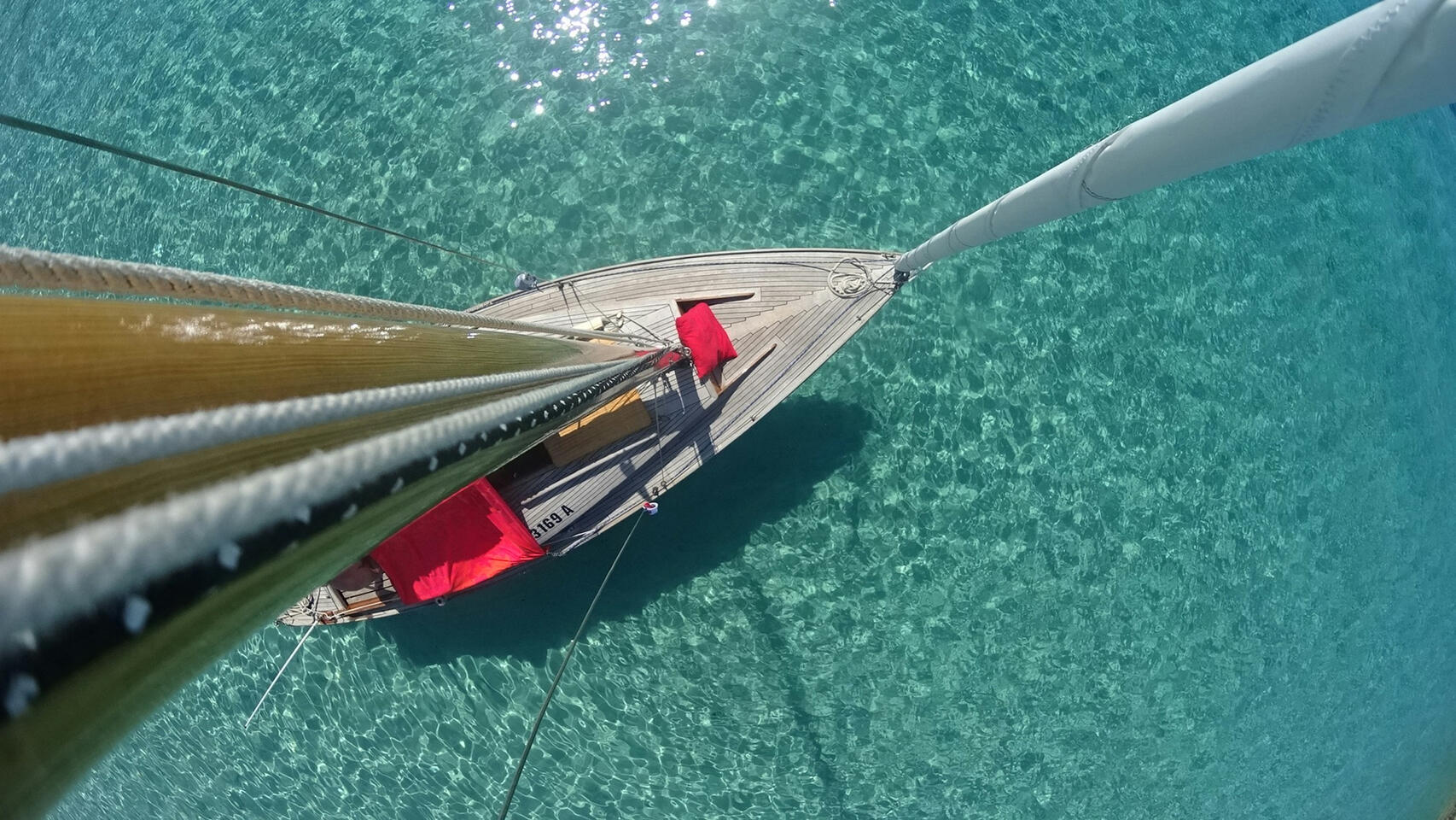 White and pink sailboat at sea during daytime